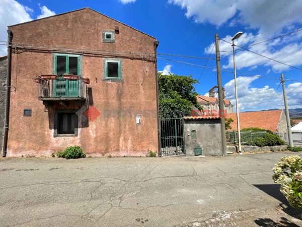 casa indipendente in vendita a Castiglione di Sicilia in zona Rovittello