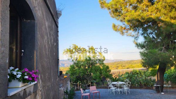 casa indipendente in vendita a Castiglione di Sicilia in zona Passopisciaro