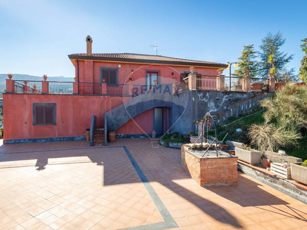 casa indipendente in vendita a Castiglione di Sicilia in zona Passopisciaro