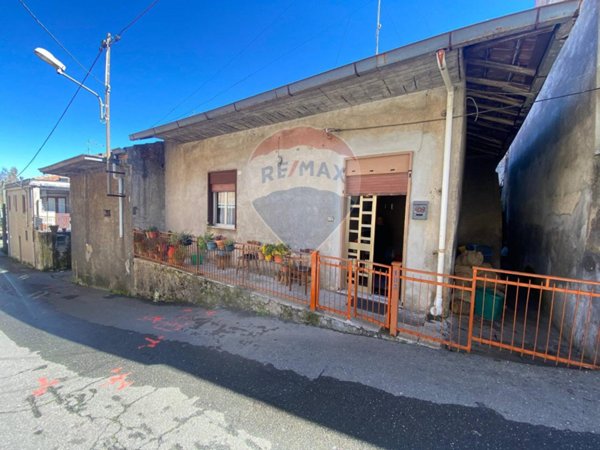 casa indipendente in vendita a Castiglione di Sicilia in zona Solicchiata