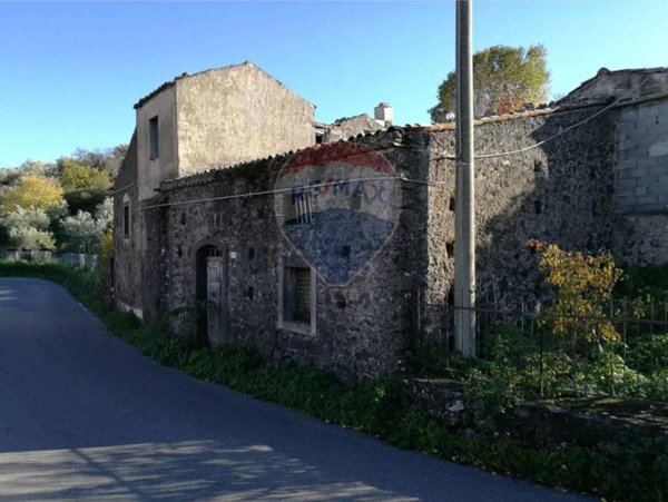 casa indipendente in vendita a Castiglione di Sicilia in zona Verzella