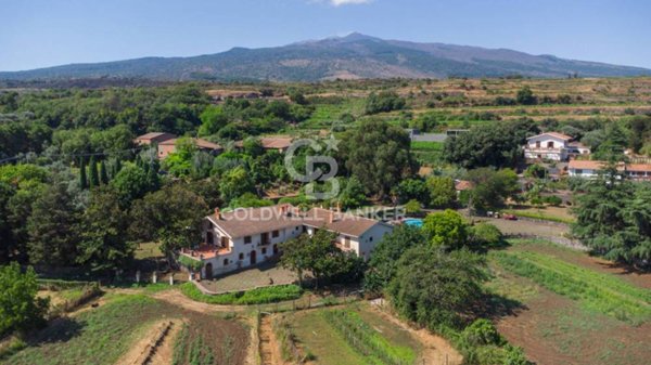 casa indipendente in vendita a Castiglione di Sicilia in zona Verzella