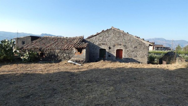 casa indipendente in vendita a Castiglione di Sicilia in zona Solicchiata