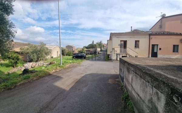 casa indipendente in vendita a Castiglione di Sicilia in zona Passopisciaro