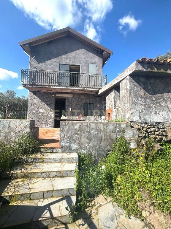 casa indipendente in vendita a Castiglione di Sicilia in zona Rovittello