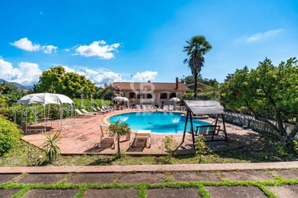 casa indipendente in vendita a Castiglione di Sicilia in zona Verzella