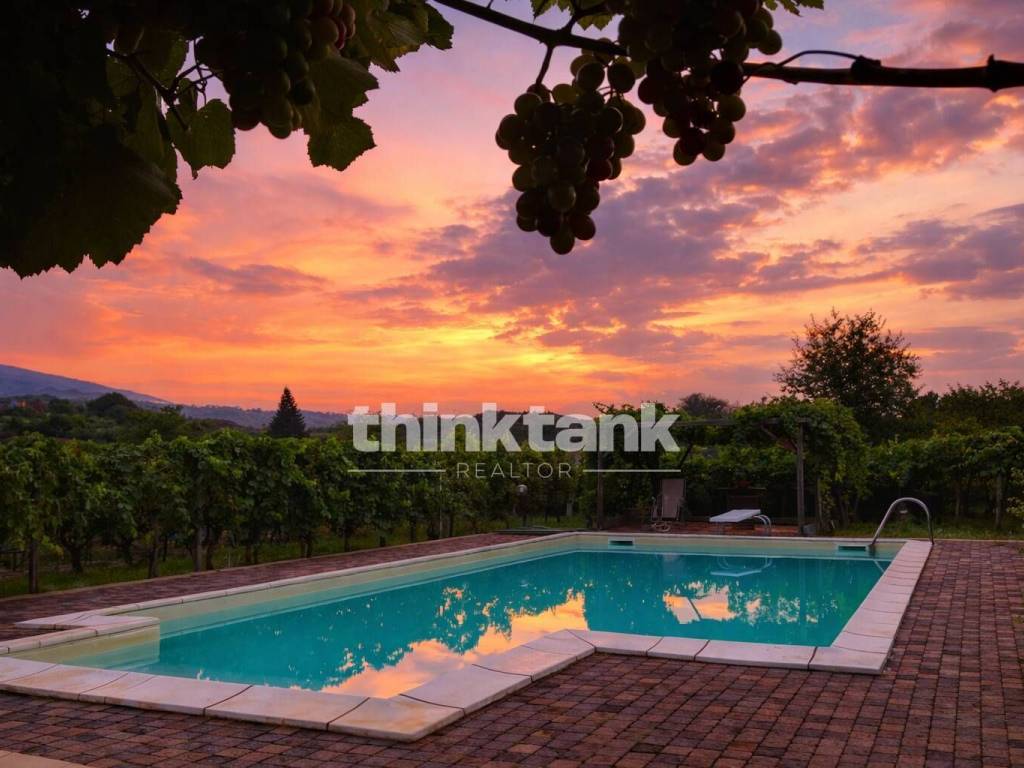 casa indipendente in vendita a Castiglione di Sicilia in zona Rovittello