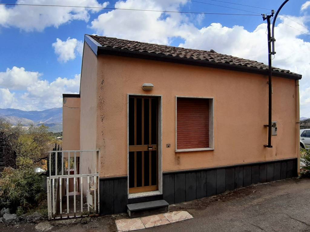 casa indipendente in vendita a Castiglione di Sicilia in zona Solicchiata