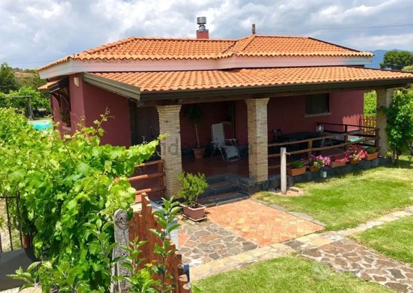 casa indipendente in vendita a Castiglione di Sicilia in zona Rovittello