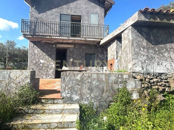 casa indipendente in vendita a Castiglione di Sicilia in zona Rovittello