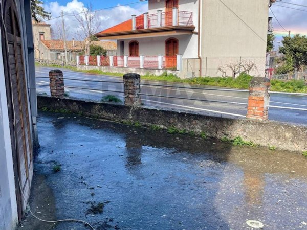 casa indipendente in vendita a Castiglione di Sicilia in zona Rovittello