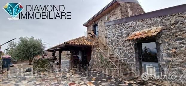 casa indipendente in vendita a Castiglione di Sicilia in zona Rovittello