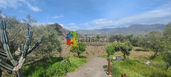 casa indipendente in vendita a Castiglione di Sicilia in zona Verzella