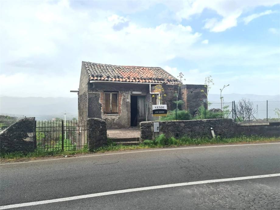 casa indipendente in vendita a Castiglione di Sicilia in zona Passopisciaro