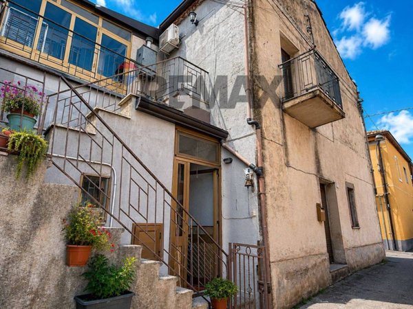 casa indipendente in vendita a Castiglione di Sicilia in zona Solicchiata