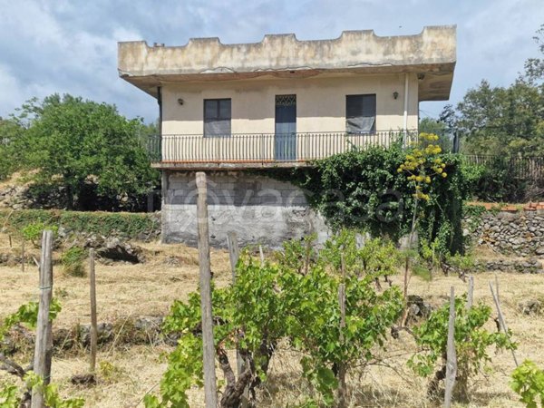 casa indipendente in vendita a Castiglione di Sicilia in zona Rovittello