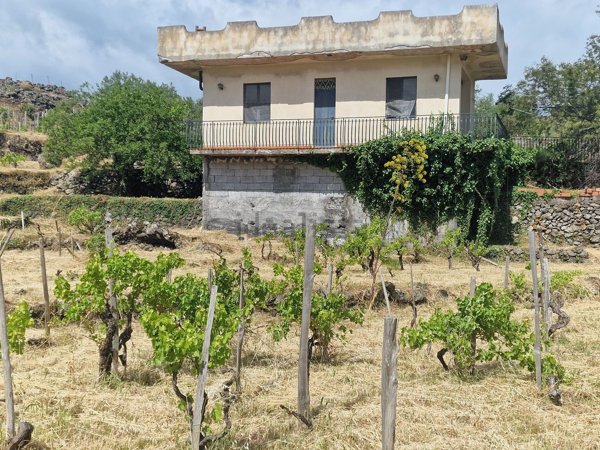 casa indipendente in vendita a Castiglione di Sicilia in zona Rovittello