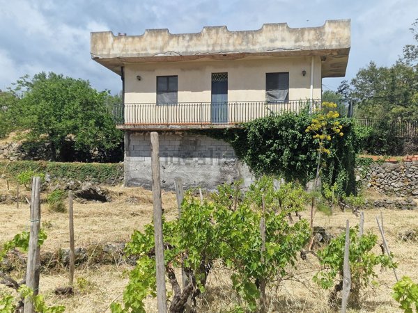casa indipendente in vendita a Castiglione di Sicilia in zona Rovittello