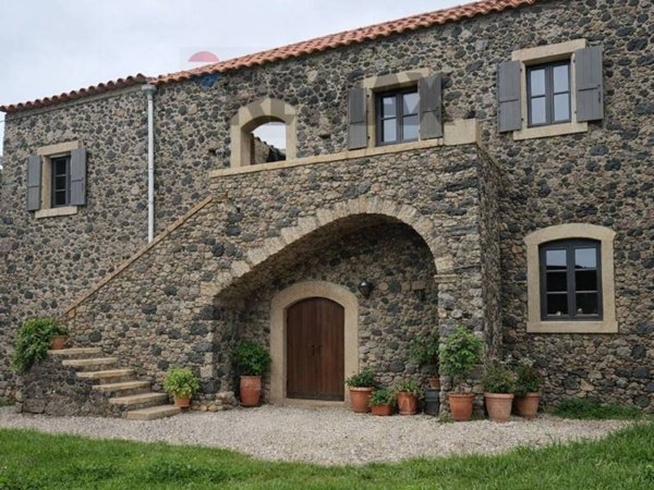 casa indipendente in vendita a Castiglione di Sicilia in zona Rovittello