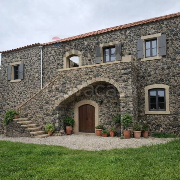 casa indipendente in vendita a Castiglione di Sicilia in zona Rovittello
