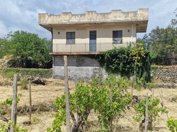 casa indipendente in vendita a Castiglione di Sicilia in zona Rovittello