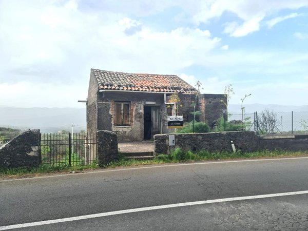 appartamento in vendita a Castiglione di Sicilia in zona Passopisciaro