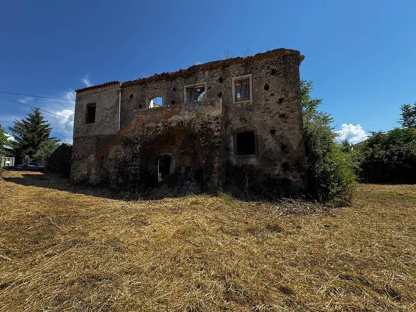 casa indipendente in vendita a Castiglione di Sicilia in zona Rovittello