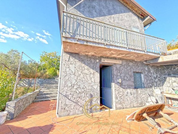 casa indipendente in vendita a Castiglione di Sicilia in zona Rovittello