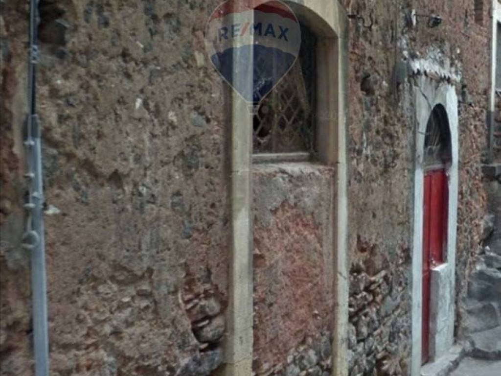 locale di sgombero in vendita a Catania
