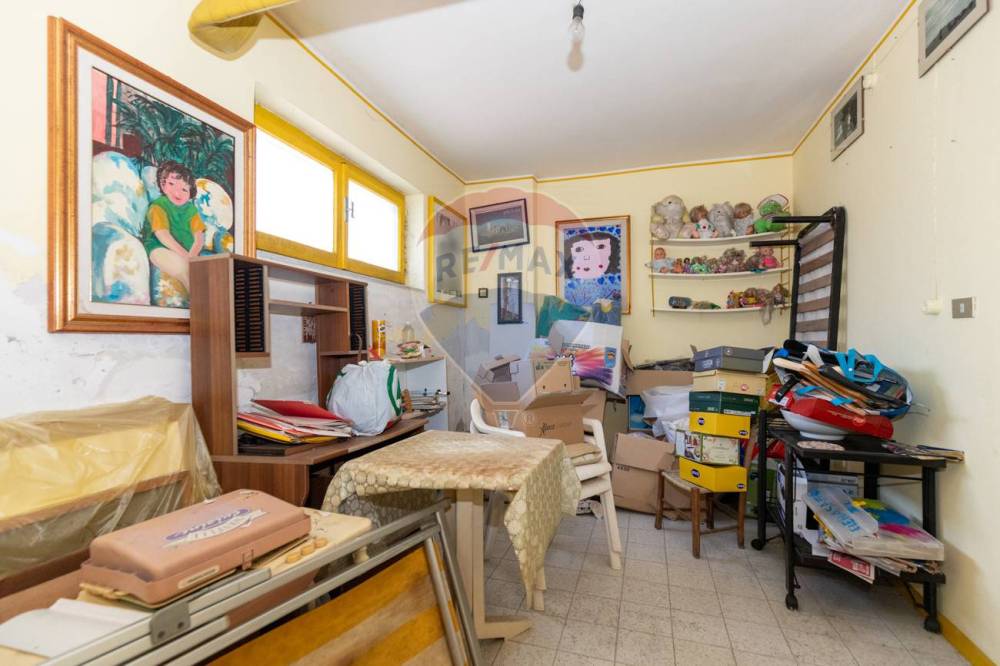 locale di sgombero in vendita a Catania
