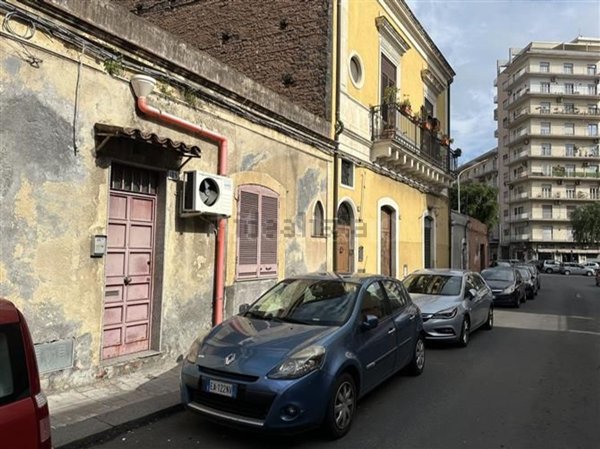 esavano in vendita a Catania in zona Ognina