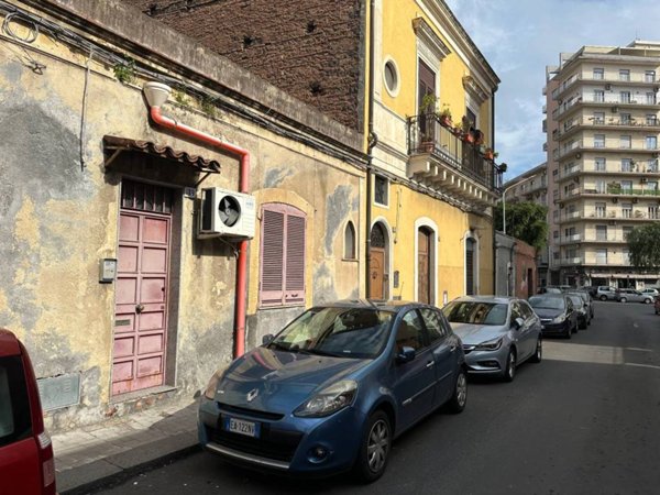 esavano in vendita a Catania in zona Ognina