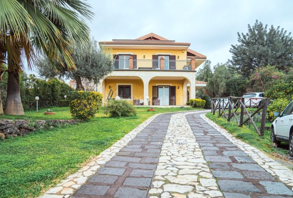 casa indipendente in vendita a Catania