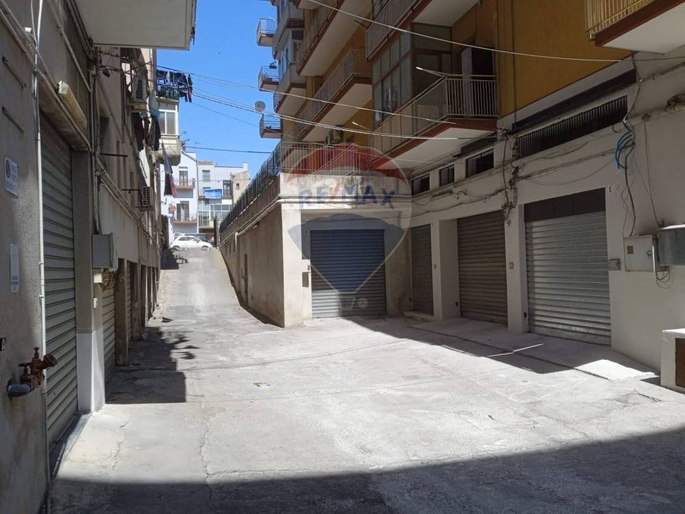 locale di sgombero in vendita a Catania
