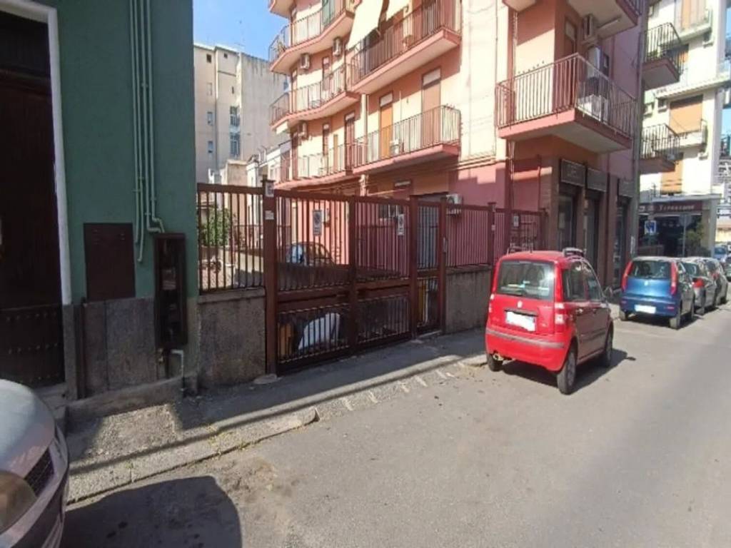 negozio in vendita a Catania in zona Picanello
