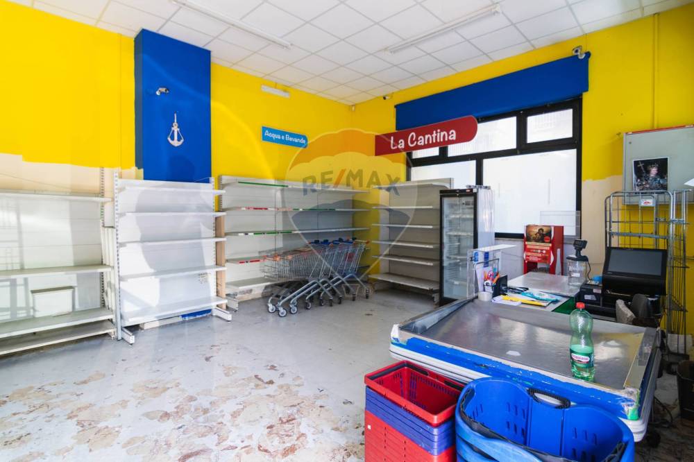 negozio in vendita a Catania in zona Ognina