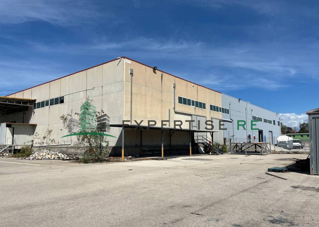 locale commerciale in vendita a Catania in zona Zona Industriale