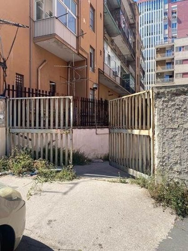 locale di sgombero in vendita a Catania