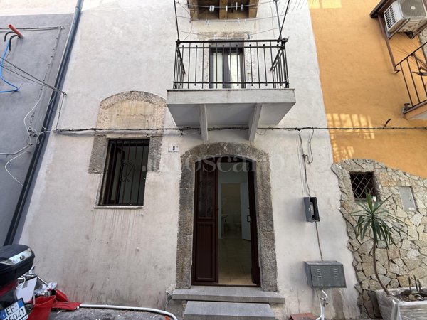 casa indipendente in vendita a Catania in zona Centro Storico