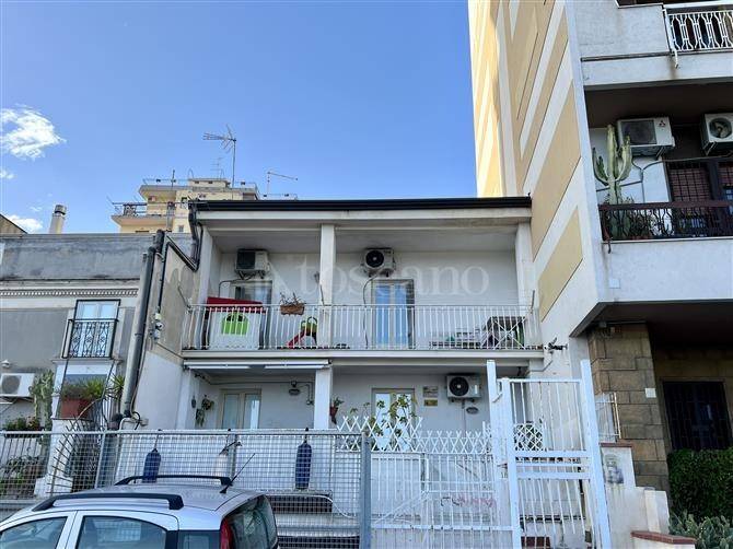 intera palazzina in vendita a Catania in zona Ognina