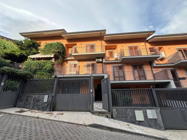 casa indipendente in vendita a Catania