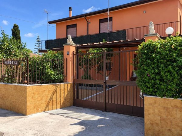 casa indipendente in vendita a Catania in zona Villaggio Delfino-Vaccarizzo