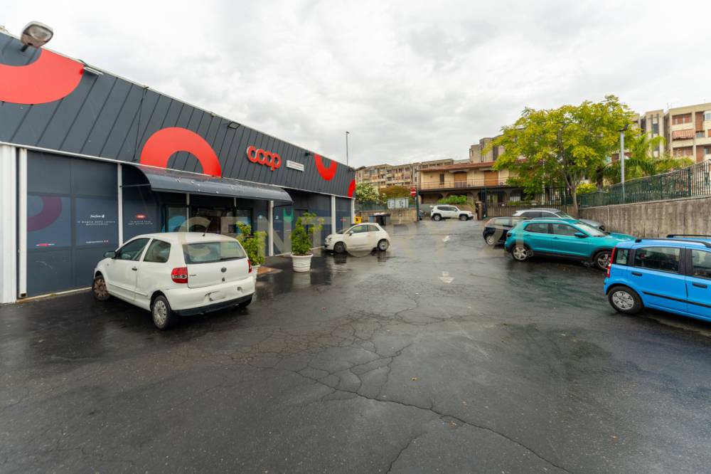 locale commerciale in vendita a Catania