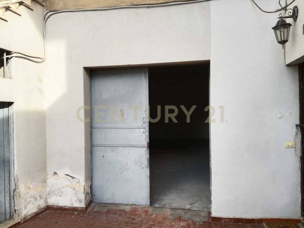 locale di sgombero in vendita a Catania