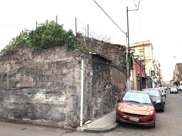 negozio in vendita a Catania in zona Plaia