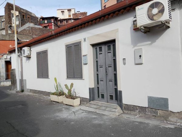 casa indipendente in vendita a Catania in zona Centro Storico