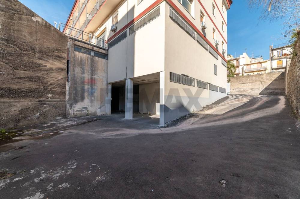 locale commerciale in vendita a Catania in zona Barriera del Bosco