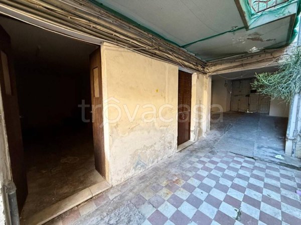 locale di sgombero in vendita a Catania