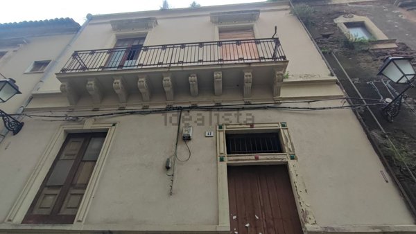 esavano in vendita a Catania in zona Centro Storico