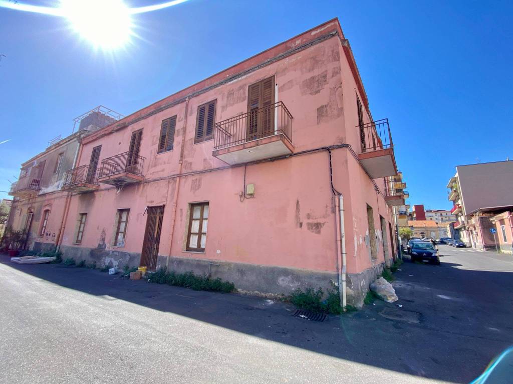 intera palazzina in vendita a Catania in zona Picanello